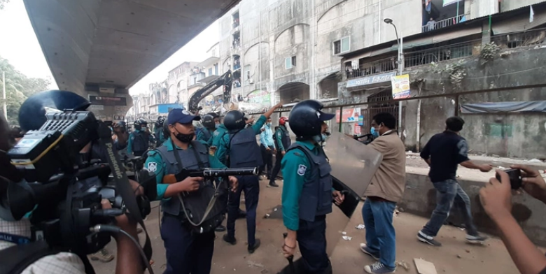 ফুলবাড়িয়ায় অবৈধ দোকান উচ্ছেদ অভিযানে পুলিশের উপর হামলা