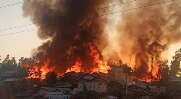 উখিয়ার রোহিঙ্গা ক্যাম্পে আগুনে পুড়ল সহস্রাধিক ঘর