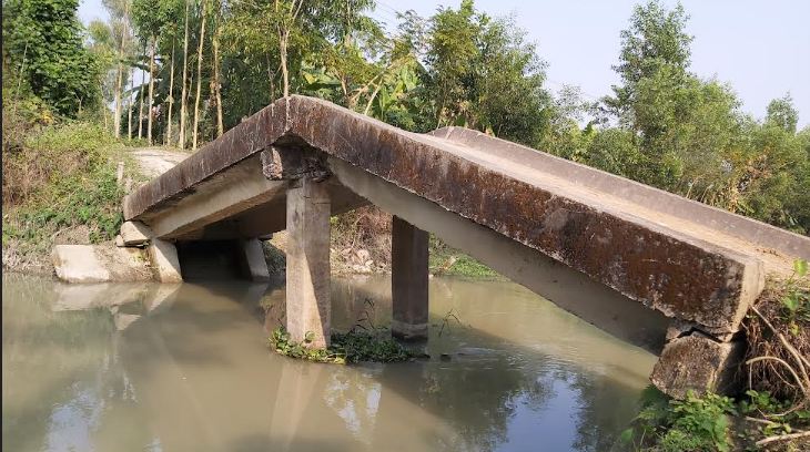 মীরসরাইয়ে ইছাখালী খালের ওপর নির্মিত সেতুটি ভেঙ্গে পড়েছে