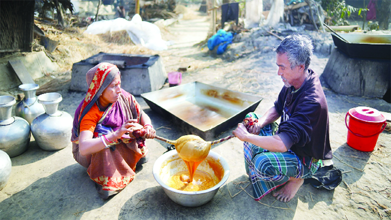 পরিষ্কার করা হচ্ছে গোলের গুড়