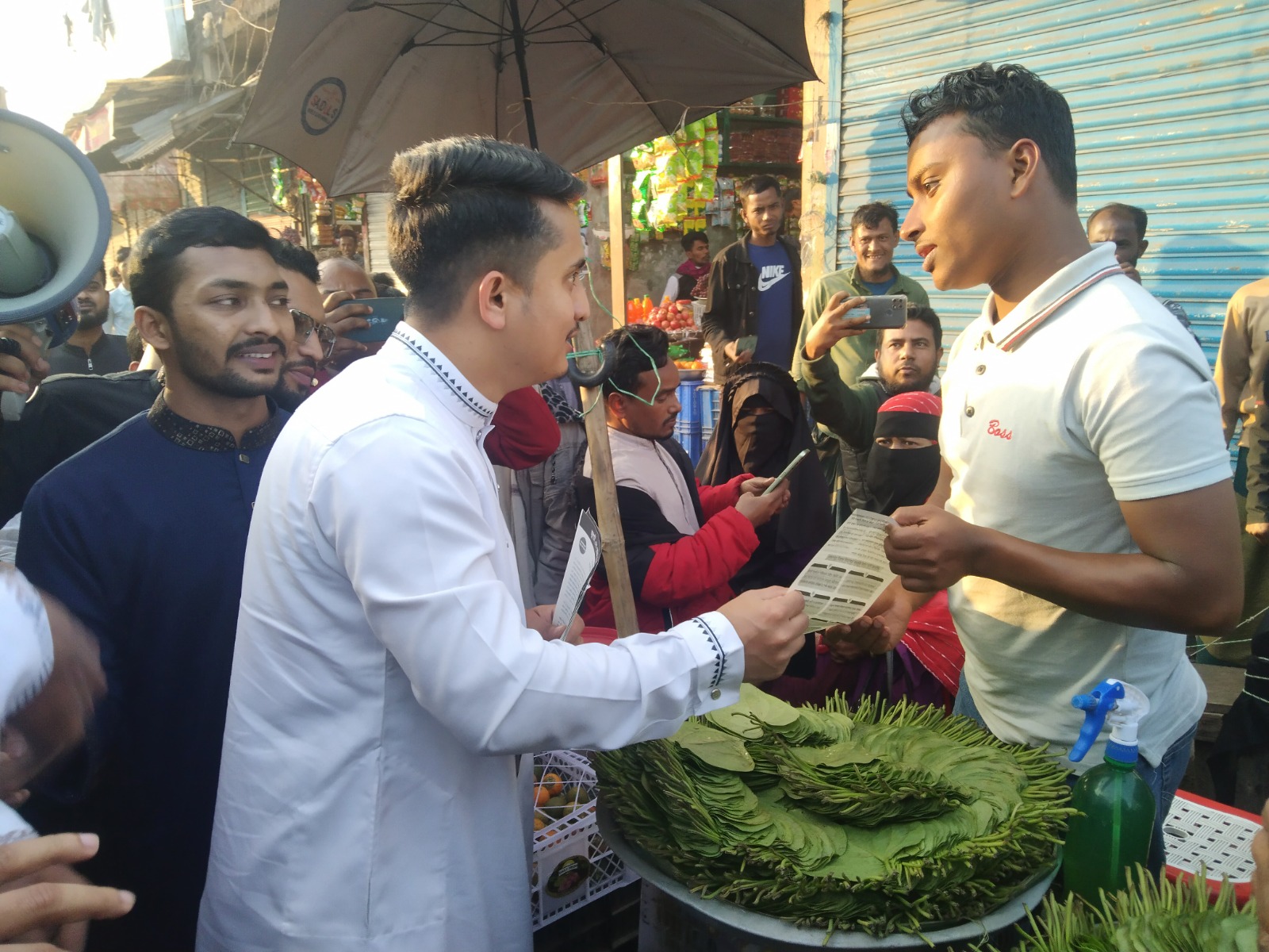 ’জুলাই ঘোষণাপত্র’ লিফলেট বিতরণ লিফলেট বিতরণ করছেন সারজিস আলম