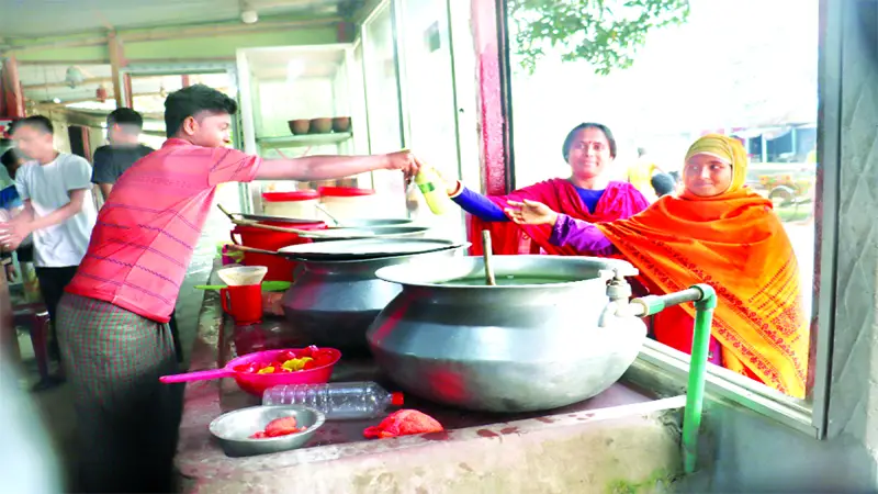 দূর-দূরান্ত থেকে এসে মহিলারা ঘোল কিনছেন