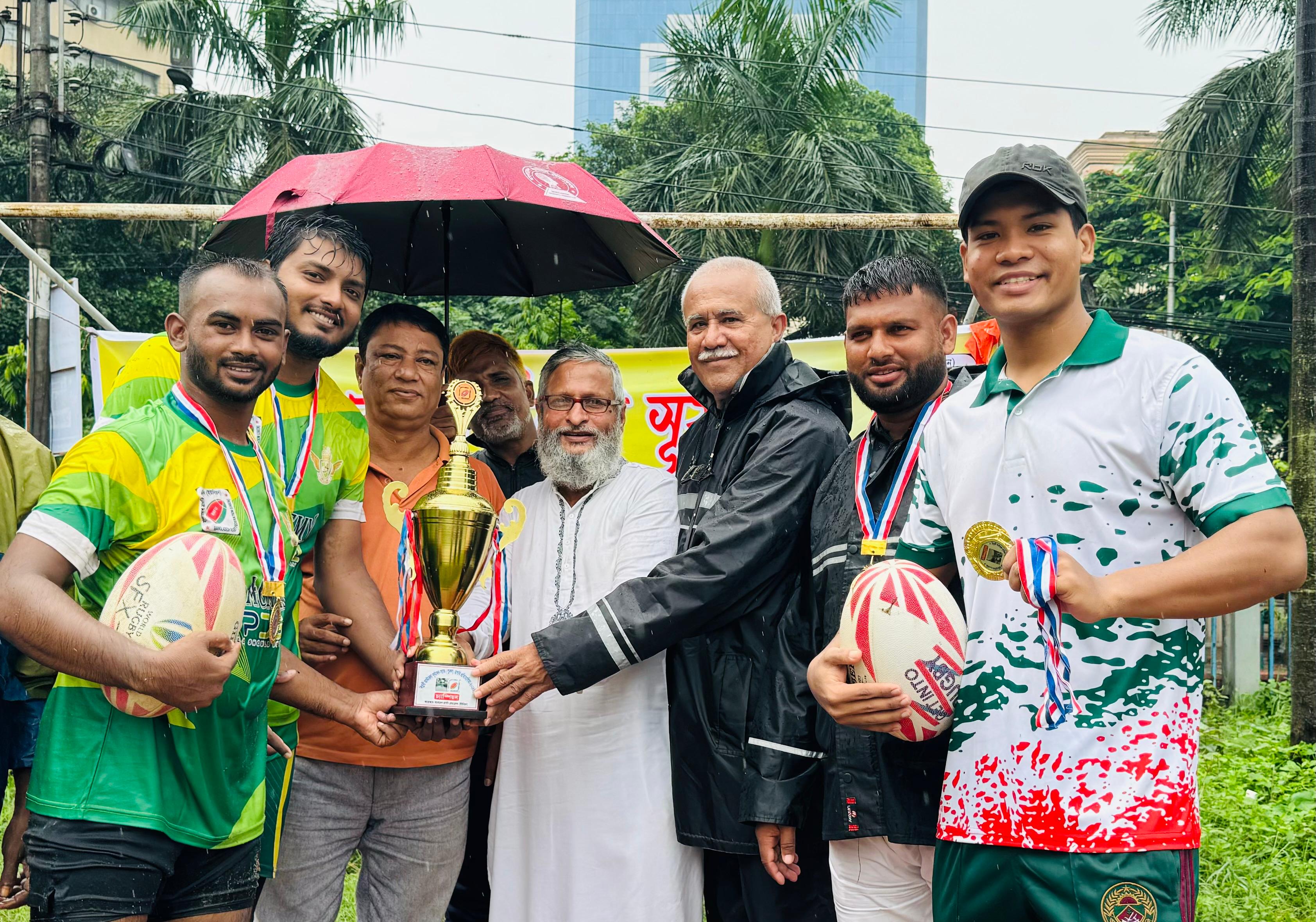 ট্রফি বুঝে নিচ্ছে শিরোপাজয়ী এসএইচএ একাডেমি