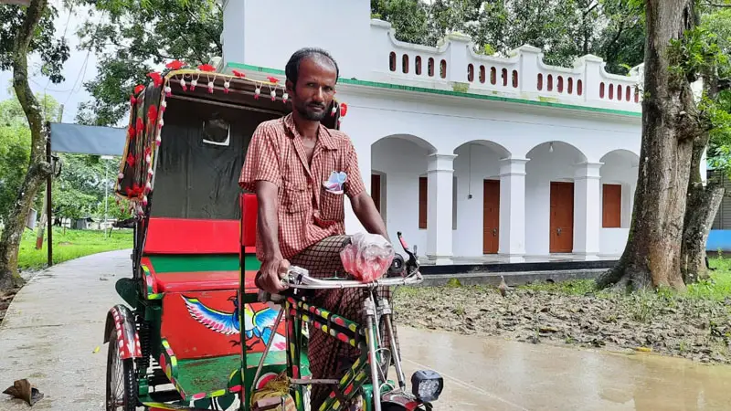 ঘর নেই রিকশাচালকের, টাকার অভাবে থাকছেন ঝুপড়ি ঘরে