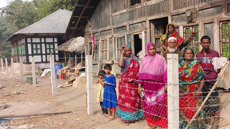 কাঁটা তারের বেড়া দিয়ে বন্দী রাখা হয় চার পরিবারকে 