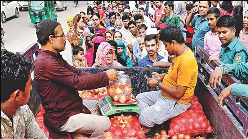 রমজানে ভর্তুকি মূল্যে খাদ্যপণ্য বিক্রয় শুরু করেছে টিসিবি