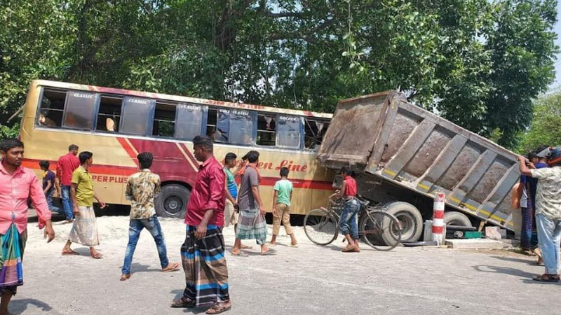 বোয়ালমারীতে ট্রাকে বাসের ধাক্কা, আহত ৩০