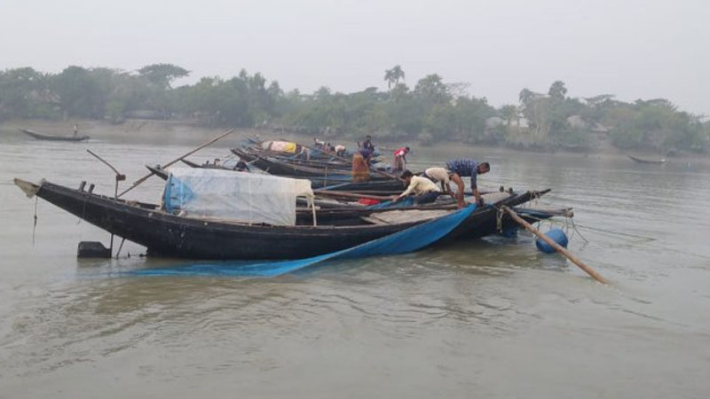 ঘূর্ণিঝড়ের মধ্যেই মাছ ধরছেন জেলেরা