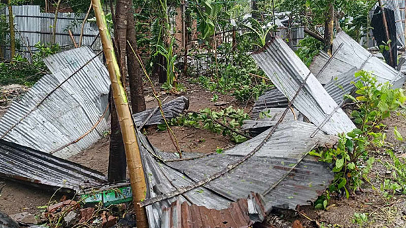 সেন্ট মার্টিনে ঘূর্ণিঝড়ের তাণ্ডবে তিন শতাধিক ঘরবাড়ি বিধ্বস্ত