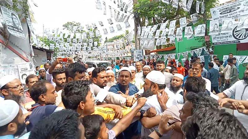 ভোটকেন্দ্রে হাতপাখা প্রতীকের মেয়র প্রার্থীর ওপর হামলা 