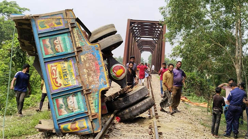 ট্রাকে ট্রেনের ধাক্কা, নিহত ২