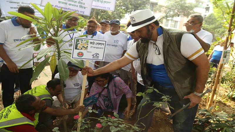 ধানমন্ডি লেকে ৫৫টি দুর্লভ গাছ রোপণ করেছে ধানমন্ডি সোসাইটি 