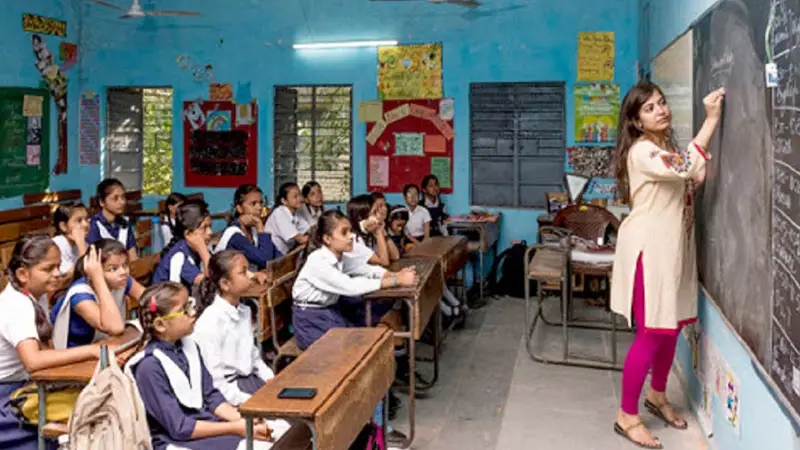 শিক্ষাপ্রতিষ্ঠানে শিক্ষকদের জিন্‌স ও টি-শার্ট পরা নিষিদ্ধ ঘোষণা