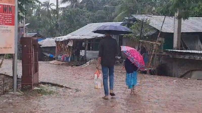 বাগেরহাটে গুঁড়ি গুঁড়ি বৃষ্টি, তীব্র শীতে বিপাকে জনজীবন