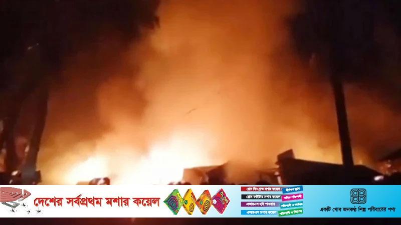 তেলের ট্রাকে বিস্ফোরণ, ৮ দোকানসহ পুড়ল ৪শ ব্যারেল তেল