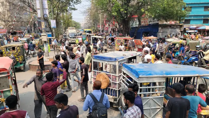 অবাধ চলাচলের দাবিতে অটোরিকশা চালকদের সড়ক অবরোধ