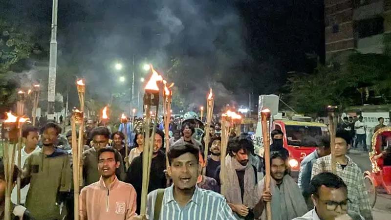 আগরতলায় বাংলাদেশ মিশনে হামলার প্রতিবাদে ঢাকা বিশ্ববিদ্যালয়ে বিক্ষোভ