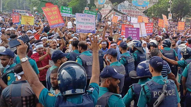 শাহবাগে অবরোধ, পরিস্থিতি নিয়ন্ত্রণে ঘটনাস্থলে পুলিশ