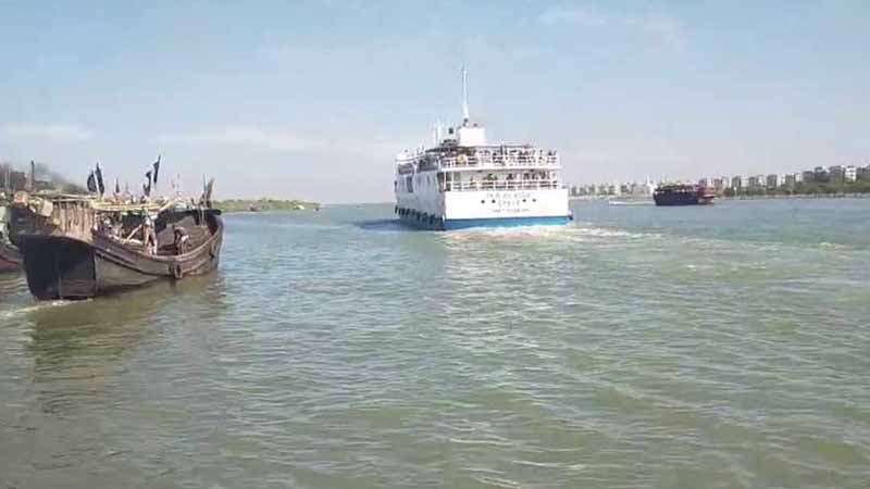 সেন্ট মার্টিনের উদ্দেশে পর্যটক নিয়ে জাহাজ ছাড়ল 