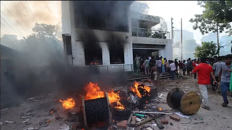 কুমিল্লায় সাবেক মন্ত্রী তাজুল ও এমপি বাহারের বাড়িতে আগুন