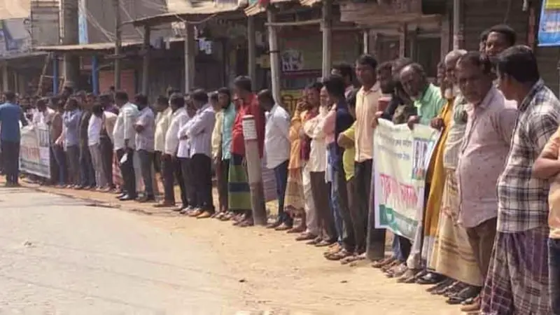 হাতীবান্ধা থানার ওসিকে প্রত্যাহারের দাবিতে ৪৮ ঘন্টার আল্টিমেটাম