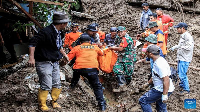 ইন্দোনেশিয়ায় ভূমিধস ও আকস্মিক বন্যায় ১৬ জনের মৃত্যু