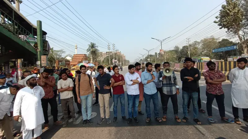 মহাসড়ক অবরোধ করে স্বরাষ্ট্র উপদেষ্টার পদত্যাগ দাবি জাবি শিক্ষার্থীদের