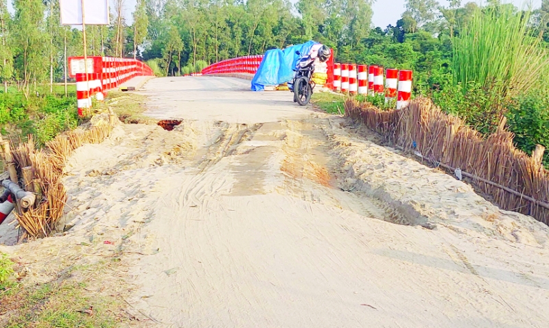 বছর পার না হতেই  সেতুর সংযোগ  সড়কে ধস