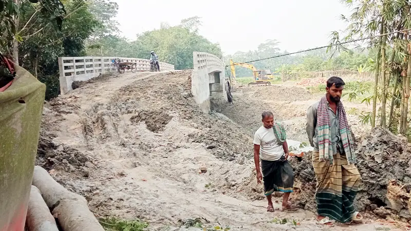 চার বছরেও শেষ হয়নি  নির্মাণ কাজ