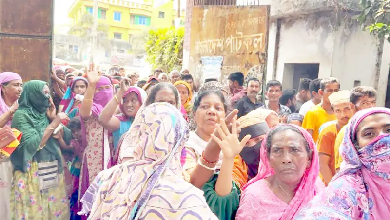 জনতার তোপের মুখে  টিসিবির ট্যাগ  অফিসার