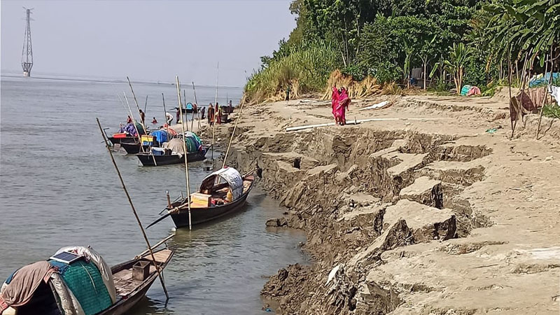 অবৈধভাবে বালু উত্তোলন, নদী ভাঙ্গনে শঙ্কিত এলাকাবাসী