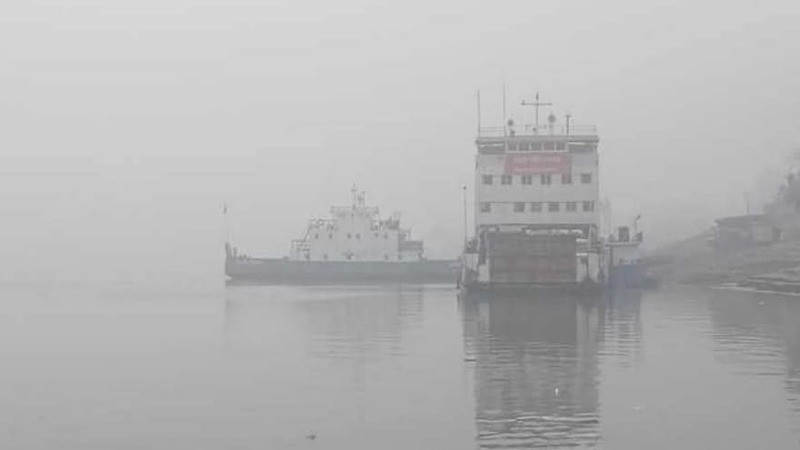 ঘনকুয়াশায় পাটুরিয়া ও আরিচা রুটে ফেরি চলাচল বন্ধ, মাঝ নদীতে আটকা তিন ফেরি