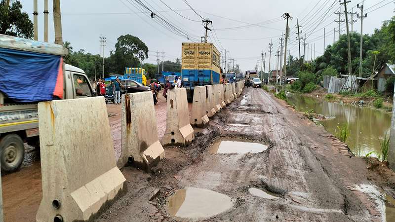 খানাখন্দ ভরা সড়কে ঝুঁকি নিয়ে চলাচল