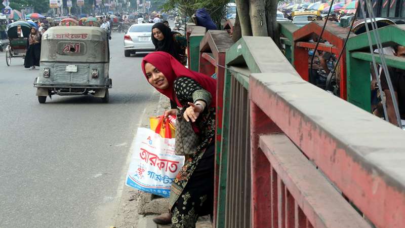 ফুটওভারব্রীজ ভেঙ্গে ফেলায় ঝুঁকি নিয়ে রাস্তা পারাপার করছে জনসাধারন