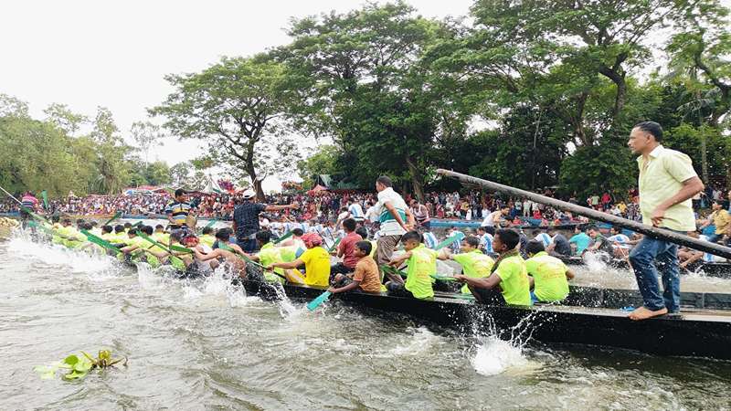 লক্ষী পূজা উপলক্ষে কোটালীপাড়ায় ৩ দিনব্যাপী নৌকা বাইচ