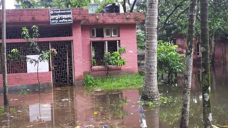 এক মাসেও পানি নিষ্কাশন হয়নি তালেপুর উপস্বাস্থ্য কেন্দ্রের