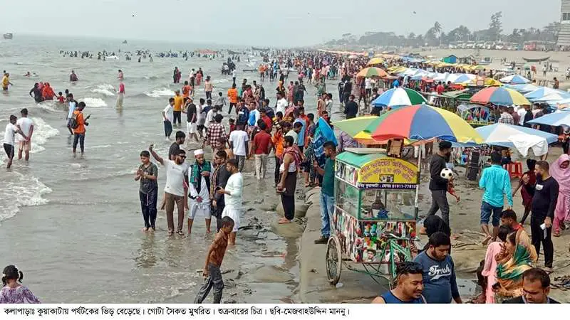 পর্যটকের ভিড়ে মুখরিত কুয়াকাটা