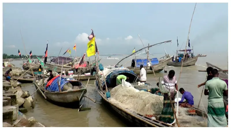 দুই মাস মাছ ধরার উপর নিষেধাজ্ঞা: বিপাকে দুই লক্ষাধিক জেলে পরিবার