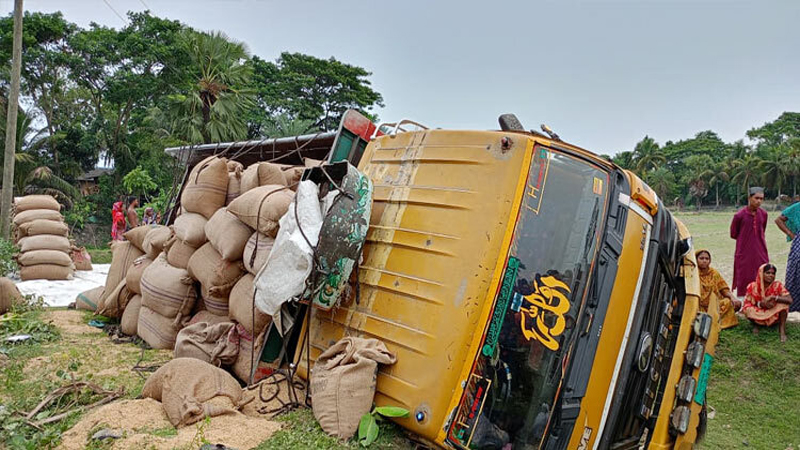 সাতক্ষীরায় ধানবোঝাই ট্রাক উল্টে দুই শ্রমিকের মৃত্যু