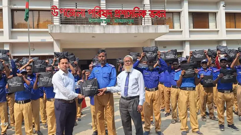 ইসলামপুরে গ্রাম পুলিশের মাঝে রেইনকোর্ট বিতরণ 