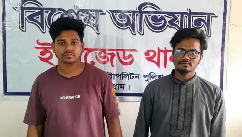 চট্টগ্রামে ‘সমন্বয়ক’ পরিচয়ে চাঁদাবাজি, দুজনকে পুলিশে দিল জনতা