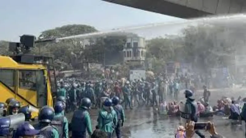 শাহবাগে শিক্ষকদের অবরোধ; টিয়ারশেল, জলকামান নিক্ষেপ