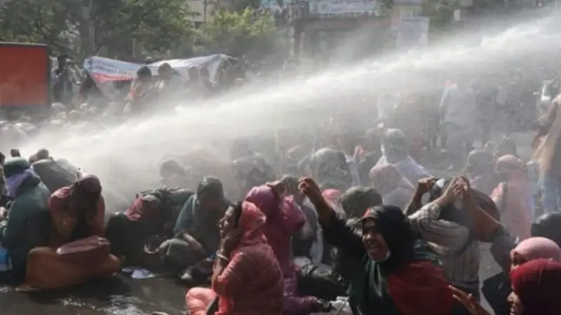 লাঠিচার্জেও রাস্তা ছাড়েননি নারী শিক্ষকরা