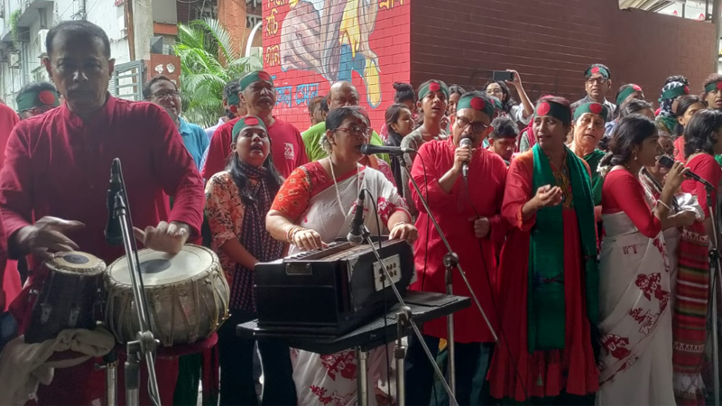 সমবেত কণ্ঠে জাতীয় সংগীত গেয়ে উদীচীর প্রতিবাদ