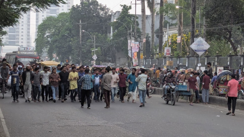 তিতুমীর শিক্ষার্থীদের কর্মকান্ডে ক্ষুব্ধ  হয়ে ঢাকা কলেজের বিক্ষোভ