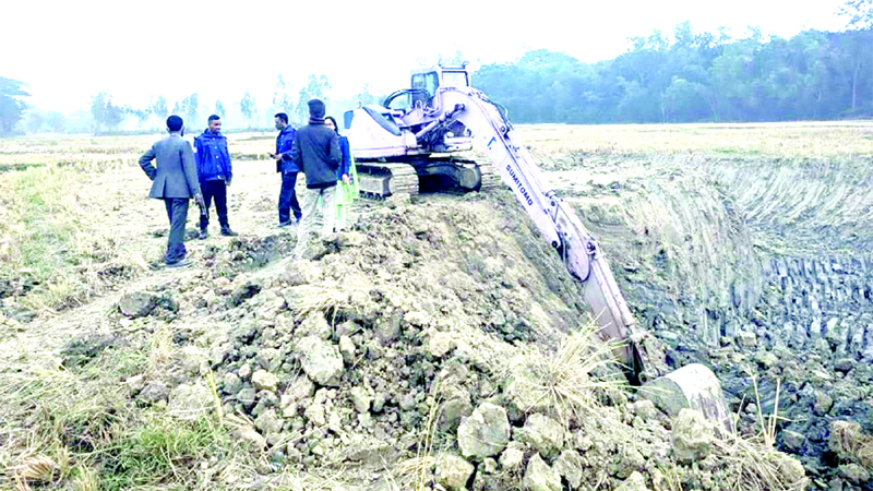 চন্দনাইশে কোনোভাবেই বন্ধ করা যাচ্ছে না টপসয়েল কাটা