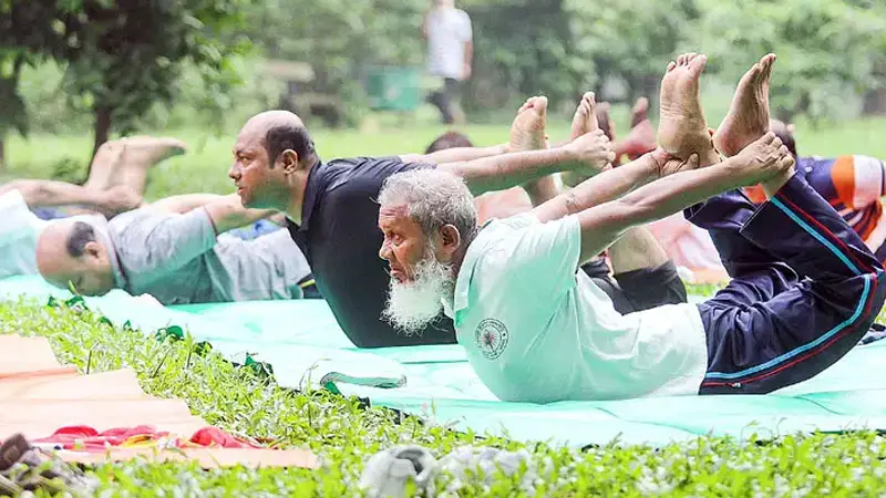 বার্ধক্যকে উপেক্ষা করে এগিয়ে চলা মানুষগুলোর যেসব অভ্যাস