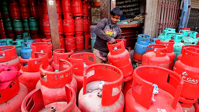 এলপি গ্যাসের দাম: স্থিতিশীল থাকবে নাকি বাড়বে? অপেক্ষা মঙ্গলবারের জন্য