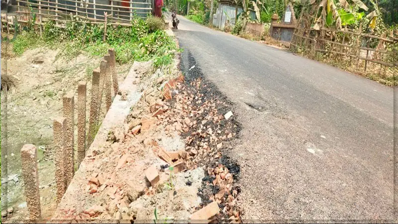 বাউফলে নির্মাণের একদিন পরেই সড়কে ধস!