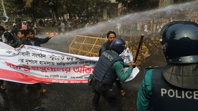 ‘সংক্ষুব্ধ পাহাড়ি ছাত্র-জনতা’র মিছিলে পুলিশের জলকামান,সাউন্ড গ্রেনেড নিক্ষেপ